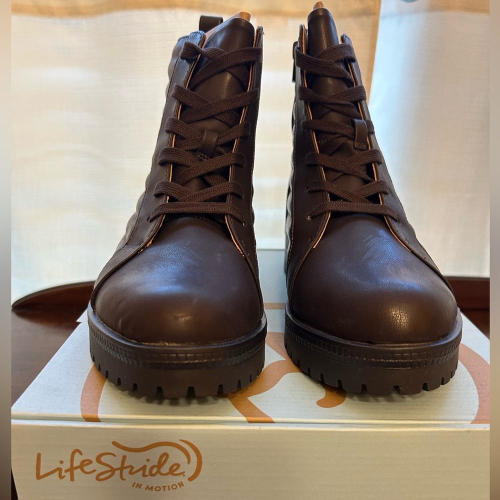 Life Stride 8.5 Wide Women’s Dark Chocolate Brown Lace-Up Quilted Boots Stormy